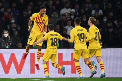 barcelona sweep napoli aside to make last 16