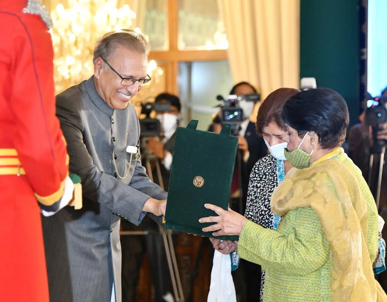 president dr arif alvi conferring the award of hilal e imtiaz on kishwar naheed in recognition of her services in the field of literature at aiwan e sadr on march 23 2022 photo express president dr arif alvi conferring the award of hilal e imtiaz on kishwar naheed in recognition of her services in the field of literature at aiwan e sadr on march 23 2022 photo express