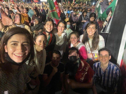 syra yousuf zara noor abbas among other stars light up the streets for imran khan