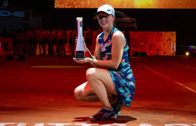 swiatek captures stuttgart crown