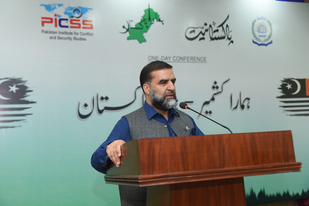 chairman jammu and kashmir salvation movement jksm and hurriyat leader altaf ahmed bhat addressing at a conference in islamabad photo express