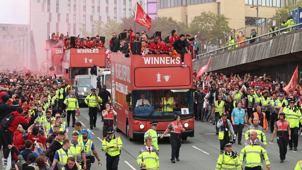 Photo of Liverpool return to heroes' welcome
