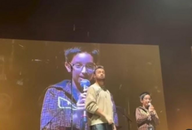 watch atif aslam s son serenades crowd with tajdar e haram watch atif aslam s son serenades crowd with tajdar e haram