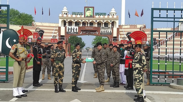 pakistan india border forces exchange sweets on eidul azha