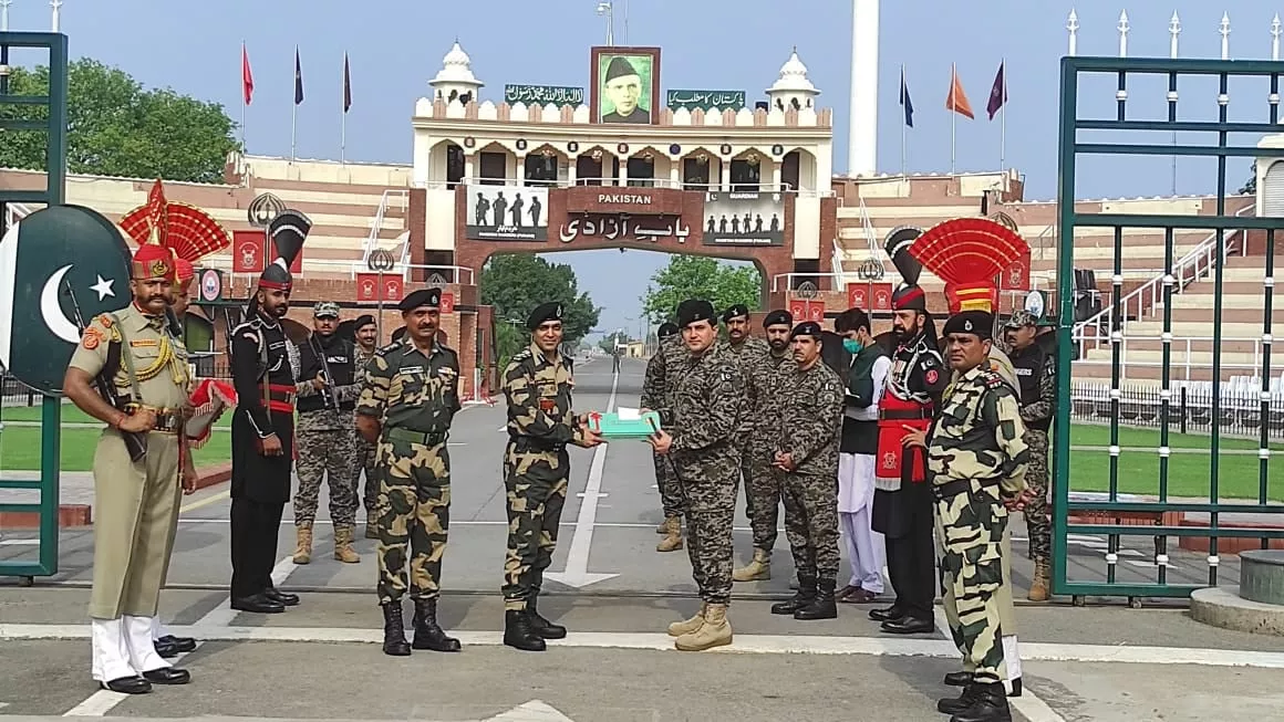 pakistan india border forces exchange sweets on eidul azha