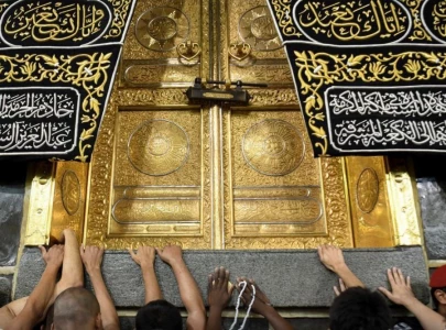 watch pilgrims allowed to touch hajar al aswad as barriers around kaaba removed
