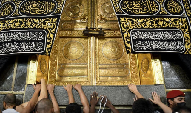 watch pilgrims allowed to touch hajar al aswad as barriers around kaaba removed watch pilgrims allowed to touch hajar al aswad as barriers around kaaba removed