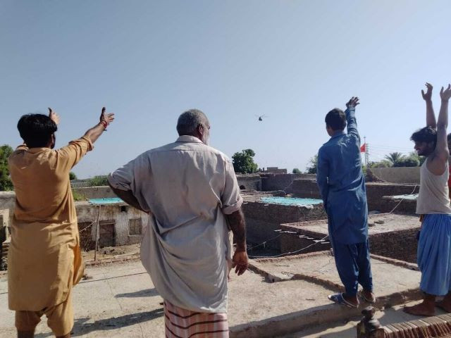 residents step up to protect homes in flood hit sindh