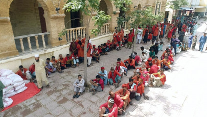 porters leave karachi after losing work to floods