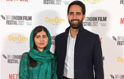 malala meets daniel craig among others at glass onion a knives out mystery malala meets daniel craig among others at glass onion a knives out mystery