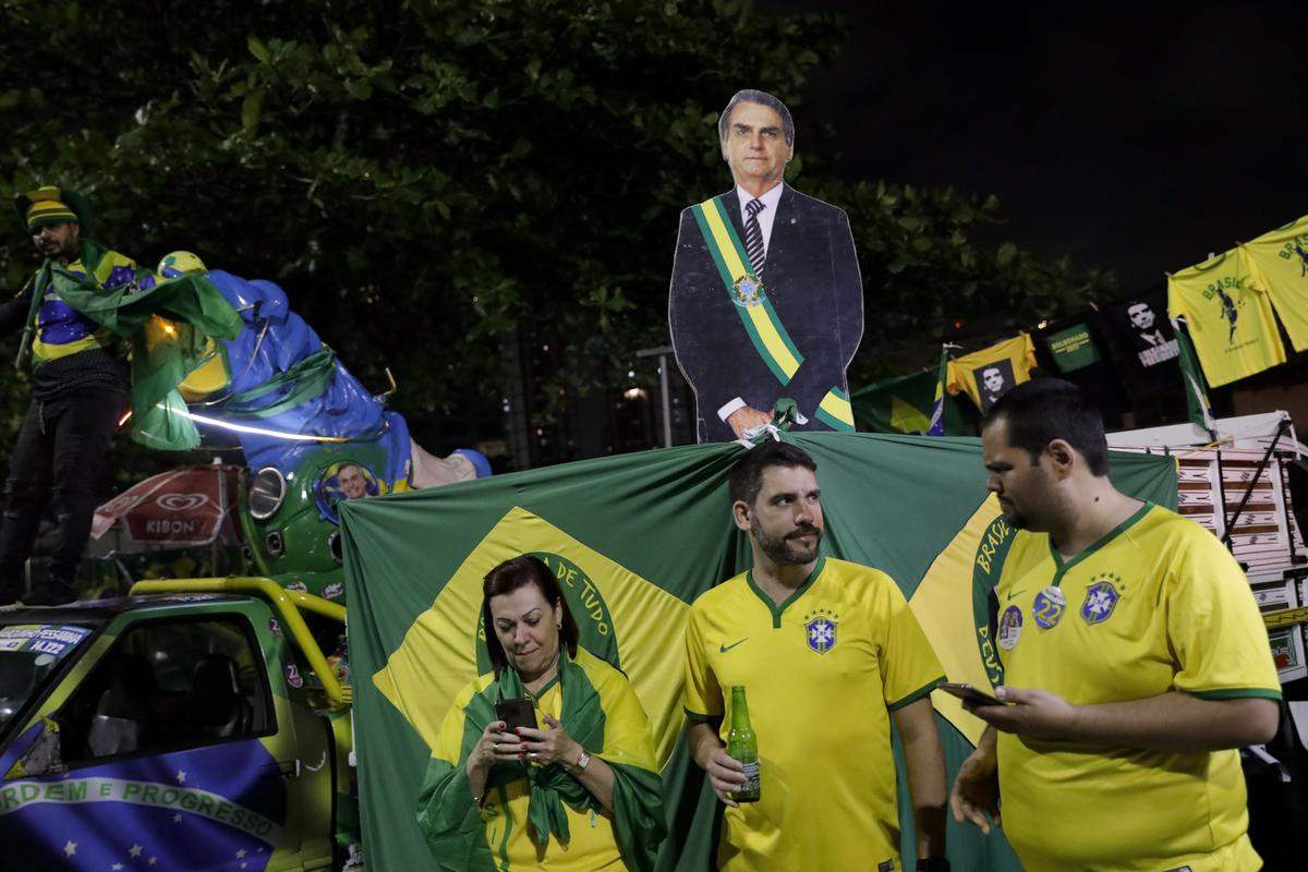 Brazil Soccer: Politics Hits the Famous Yellow and Green Jersey - Bloomberg