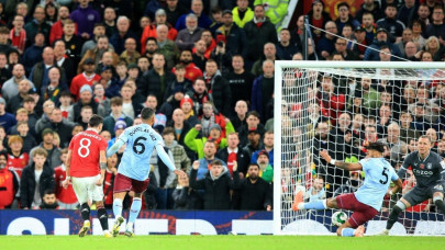 man utd survive aston villa scare man utd survive aston villa scare