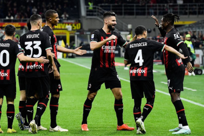 milan stay on napoli s tail milan stay on napoli s tail