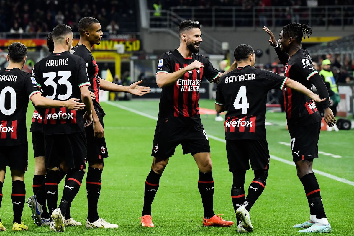 Milan stay on Napoli's tail
