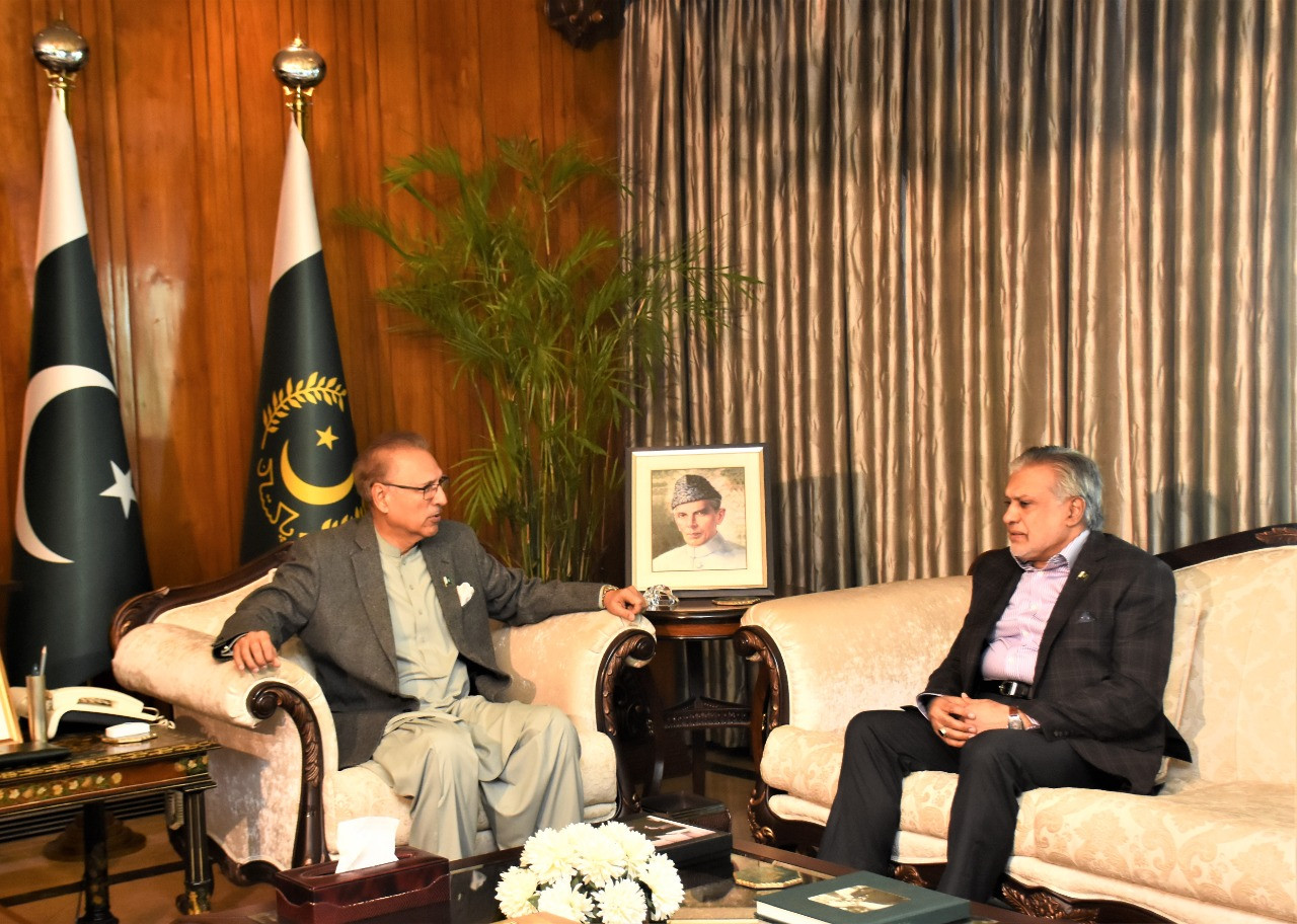 federal minister for finance and revenue senator mohammad ishaq dar called on president dr arif alvi at aiwan e sadr islamabad on 18 11 2022 photo express rizwan shehzad