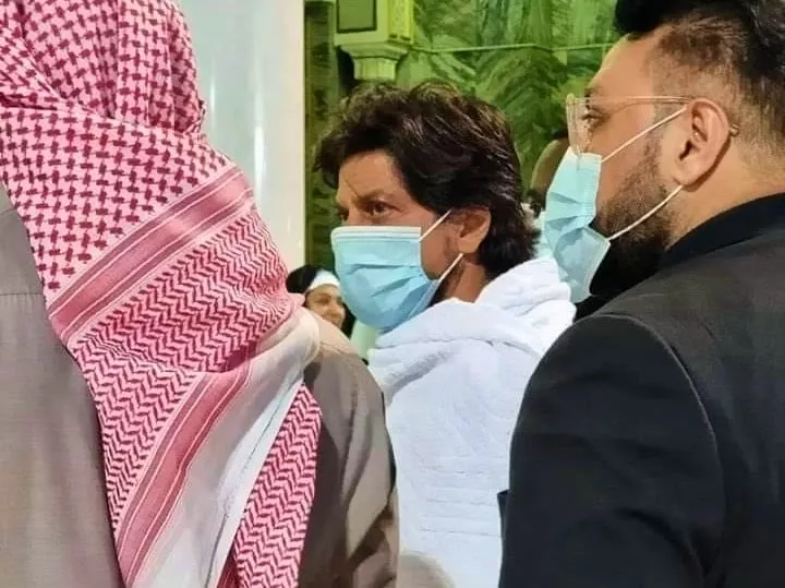 beautiful sight to see srk spotted performing umrah proud fans react beautiful sight to see srk spotted performing umrah proud fans react