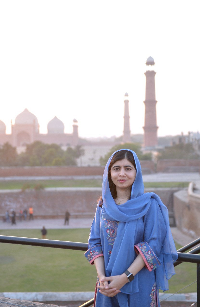 Malala Yousafzai posing in front of Lahore's Badshahi mosque. PHOTO: EXPRESS