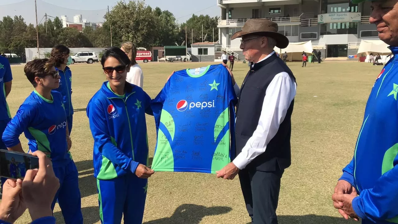 australian high commissioner meets pakistan women cricket team photo file