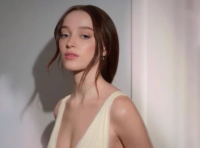 i am sadly not in season 3 phoebe dynevor exits bridgerton