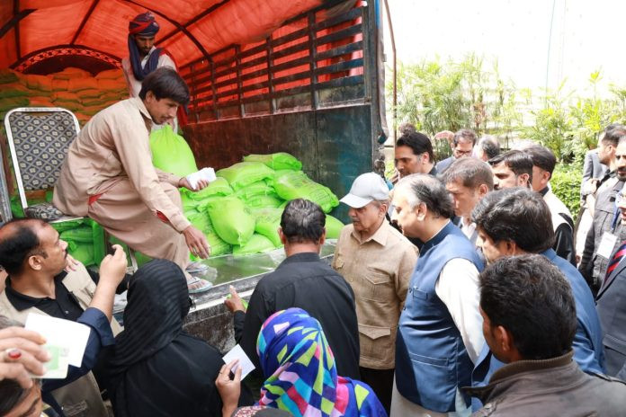 وزیر اعظم شہباز شریف کا لاہور قصور میں مفت گندم کی تقسیم کے مقامات کا دورہ  ایکسپریس ٹریبیون