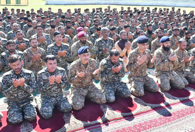 coas offers eid prayers with troops at pak afghan border coas offers eid prayers with troops at pak afghan border