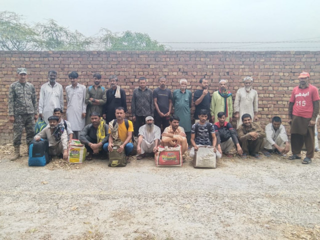 20 pakistanis released by india handed over to edhi foundation photo express 20 pakistanis released by india handed over to edhi foundation photo express