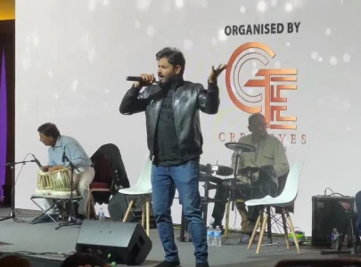 abrarul haq mobbed by pti workers during london concert abrarul haq mobbed by pti workers during london concert