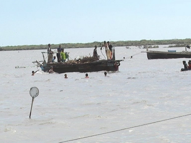 residents of coastal areas defy evacuation orders amid biparjoy threat photo express residents of coastal areas defy evacuation orders amid biparjoy threat photo express