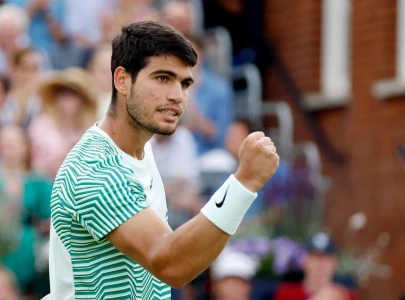 alcaraz reaches quarters at queen s