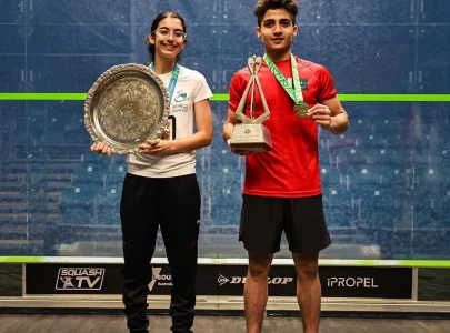 hamza makes history lifts world junior squash title hamza makes history lifts world junior squash title