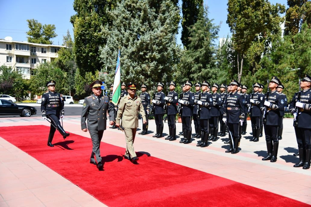 on arrival at the ministry of defence the army chief was given a warm welcome and was presented a guard of honour by a smartly turned out contingent photo ispr