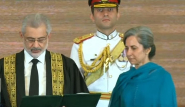 justice qazi faez isa takes oath as 29th chief justice of pakistan flanked by his wife sarina isa at a ceremony held at the president house in islamabad on september 17 2023 photo screengrab justice qazi faez isa takes oath as 29th chief justice of pakistan flanked by his wife sarina isa at a ceremony held at the president house in islamabad on september 17 2023 photo screengrab
