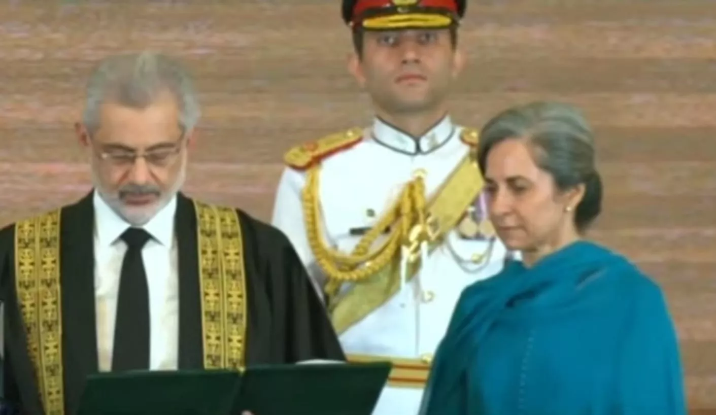 justice qazi faez isa takes oath as 29th chief justice of pakistan flanked by his wife sarina isa at a ceremony held at the president house in islamabad on september 17 2023 photo screengrab justice qazi faez isa takes oath as 29th chief justice of pakistan flanked by his wife sarina isa at a ceremony held at the president house in islamabad on september 17 2023 photo screengrab