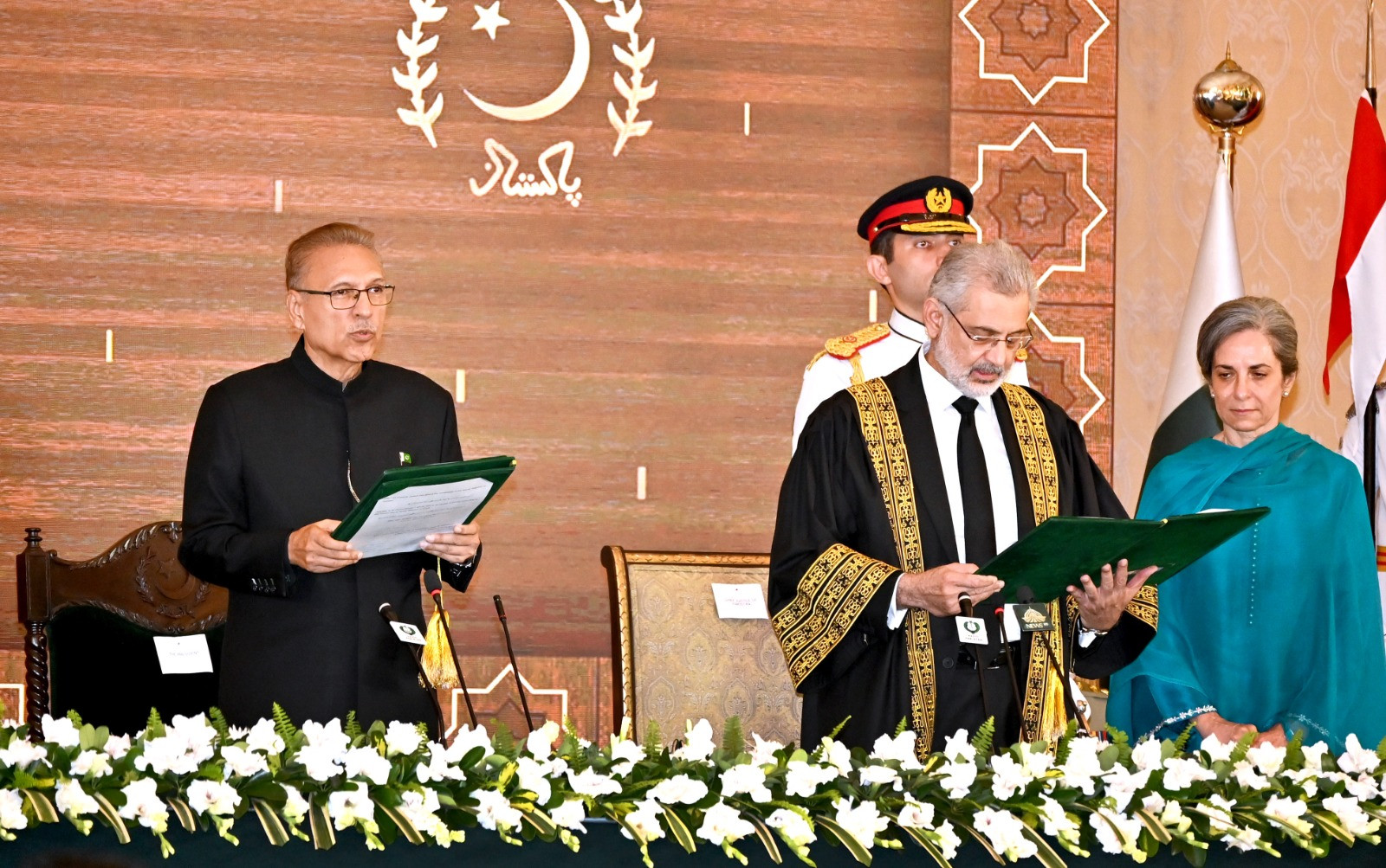 justice qazi faez isa takes oath as 29th chief justice of pakistan flanked by his wife sarina isa at a ceremony held at the president house in islamabad on september 17 2023 photo radio pakistan