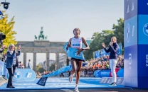 assefa smashes marathon record
