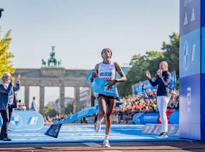 assefa smashes marathon record