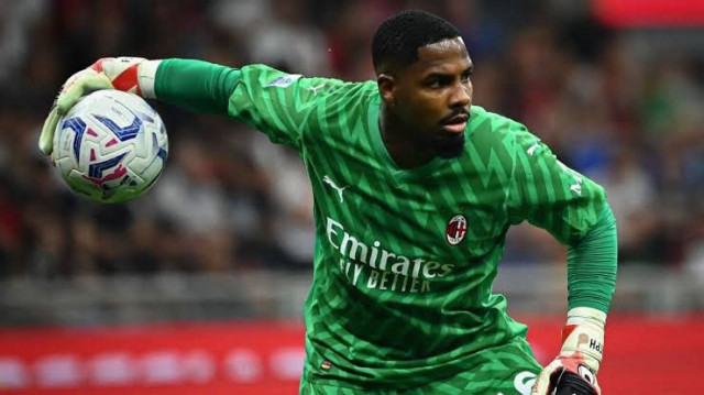 maignan stands in way of old club psg