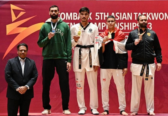 ali akbar ameeri of afghanistan gold pakistan s hamza omar saeed silver and mohammad ali of egypt bronze pose with squash legend jahangir khan photo courtesy organisers