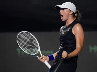 swiatek beats sabalenka in wta finals semis