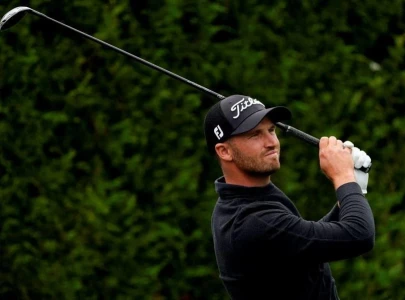 clark sets course record at pebble beach with superb 60