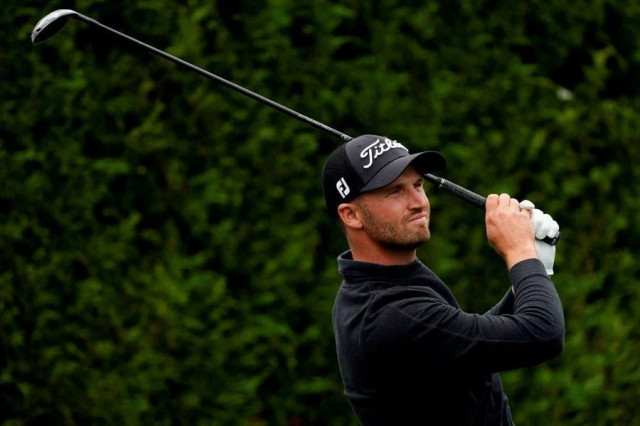 clark sets course record at pebble beach with superb 60