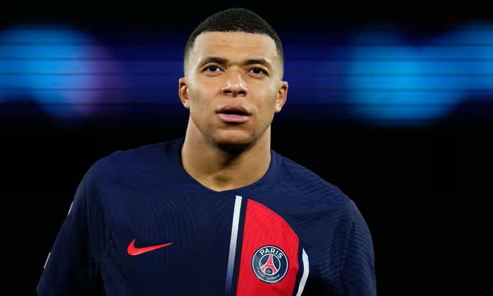 Mbappe tells PSG he plans to leave as saga draws to close | The Express Tribune