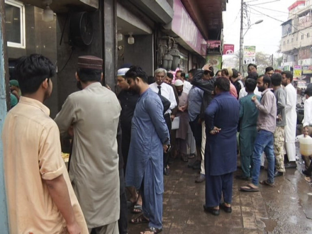 samosas pakoras fly off shelves as karachi rain sparks food frenzy samosas pakoras fly off shelves as karachi rain sparks food frenzy