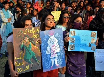 aurat march attracts diverse crowd at karachi s frere hall