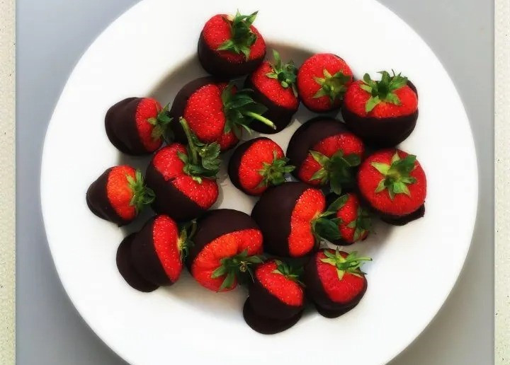 https://downshiftology.com/recipes/chocolate-covered-strawberries/