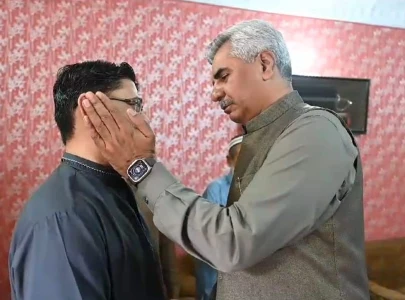 corps commander karachi visits residence of lt col syed kashif ali