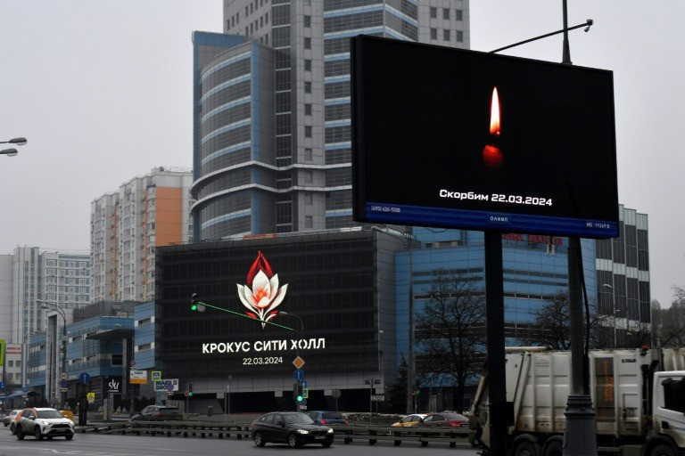 Russia observed a day of national mourning on Sunday, as dozens came to lay flowers at a memorial to the victims. PHOTO: AFP