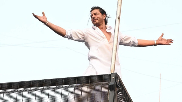 the last of the stars fans in awe of shah rukh khan s popularity as he greets admirers on eid 2024 the last of the stars fans in awe of shah rukh khan s popularity as he greets admirers on eid 2024