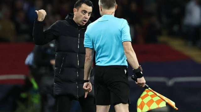 very bad referee ended barca s challenge says coach xavi