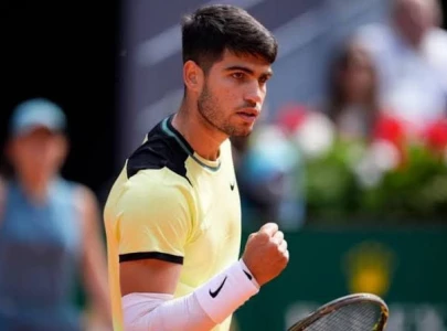 alcaraz holds off struff to reach madrid quarter finals